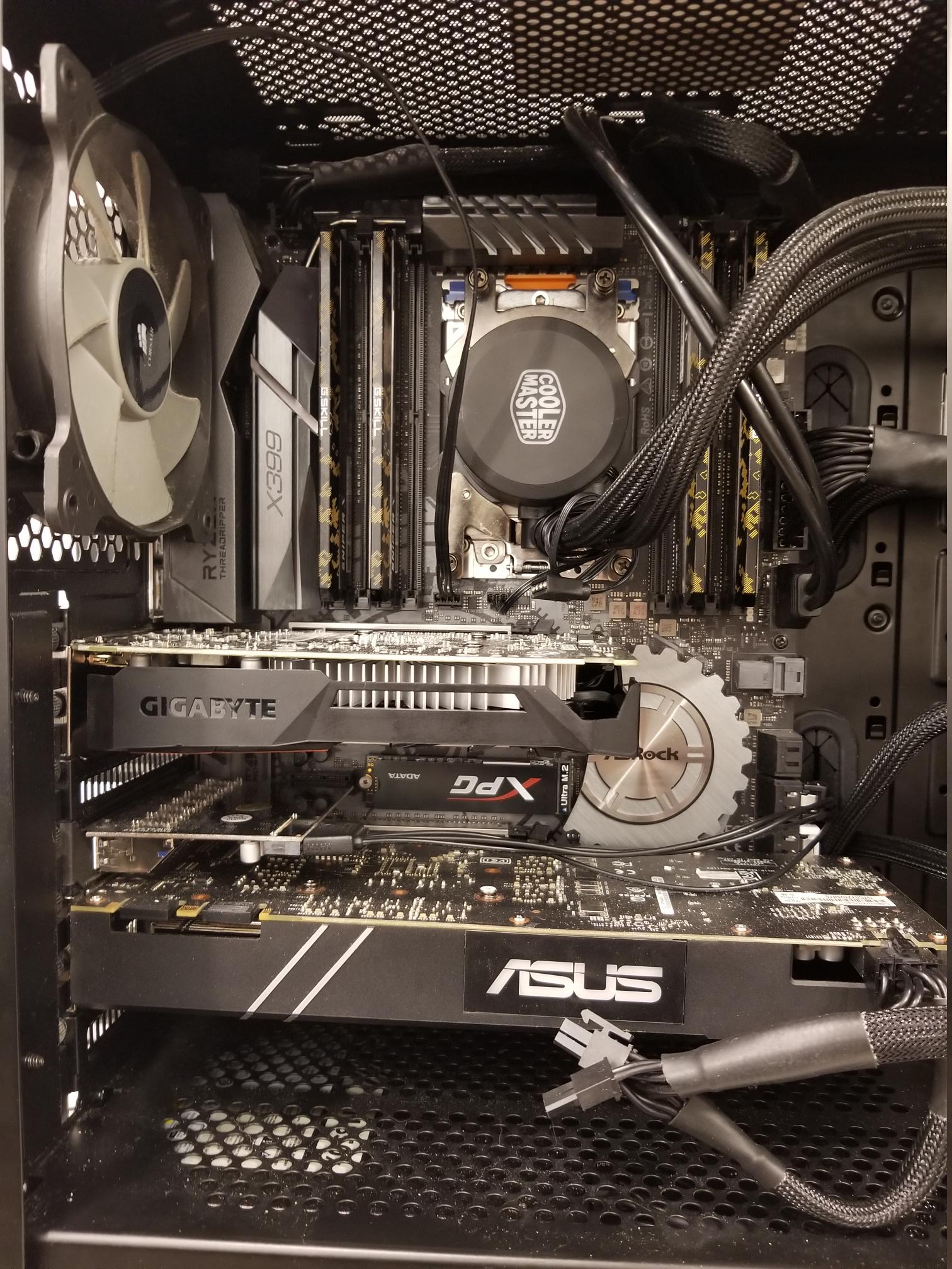 Farewell my RADEON 7950... a GTX 1050 in the 1st PCIe slot and the GTX 1070 in the 3rd slot