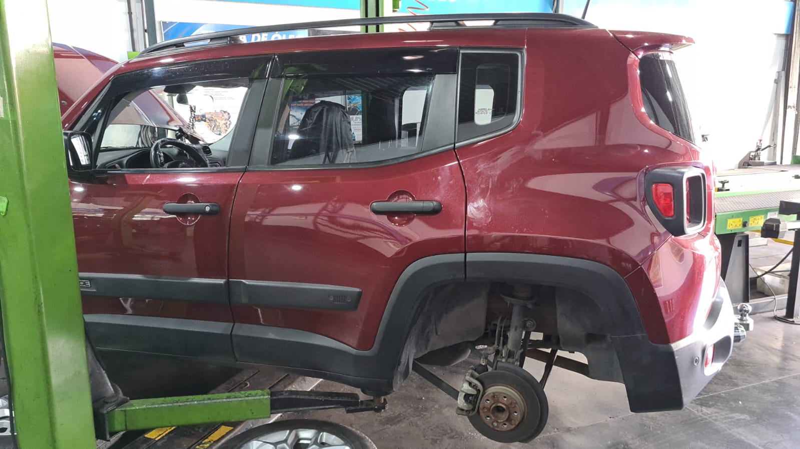 Carro no Elevador sendo Desmontado