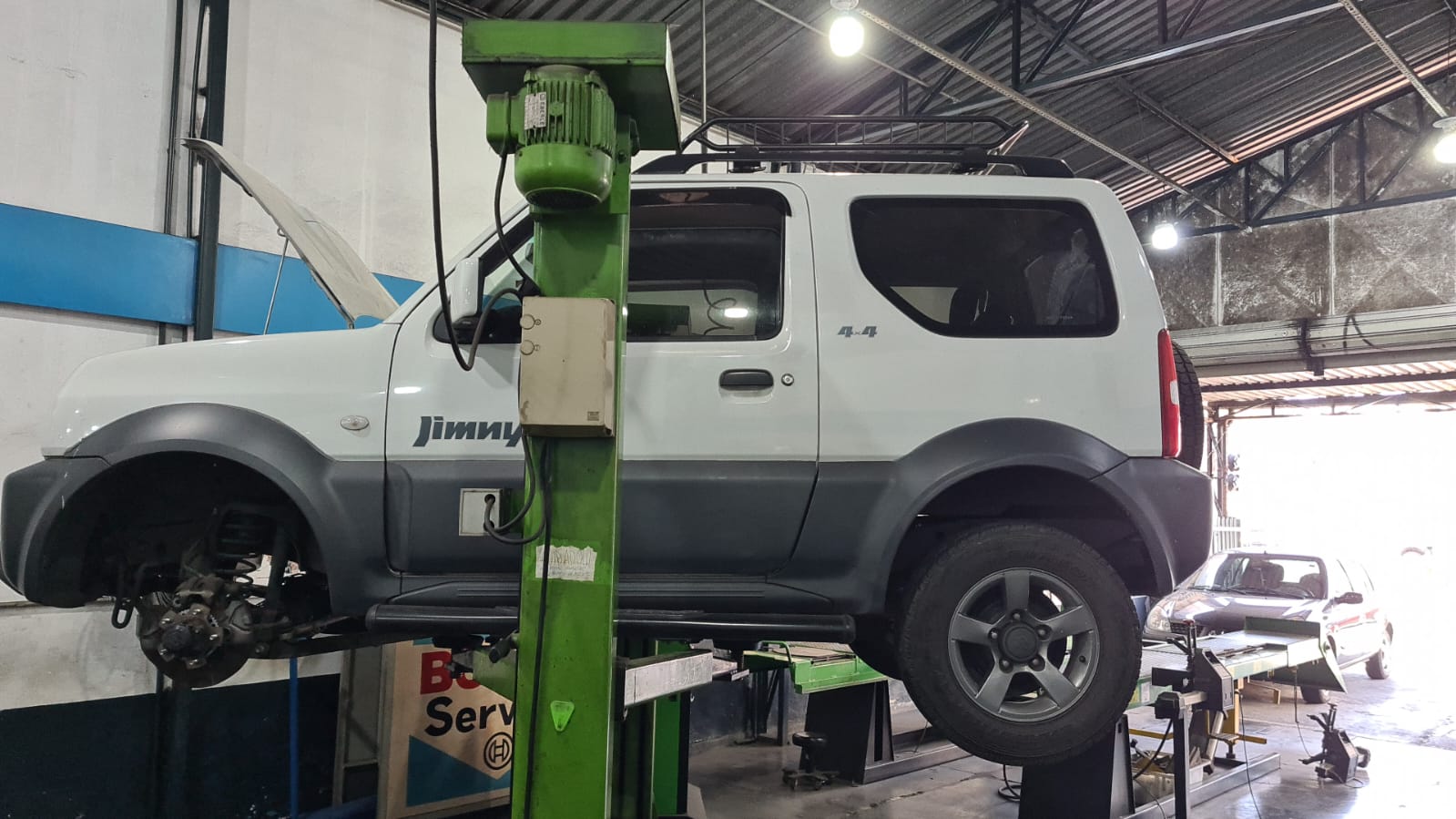 Carro no Elevador sendo Desmontado