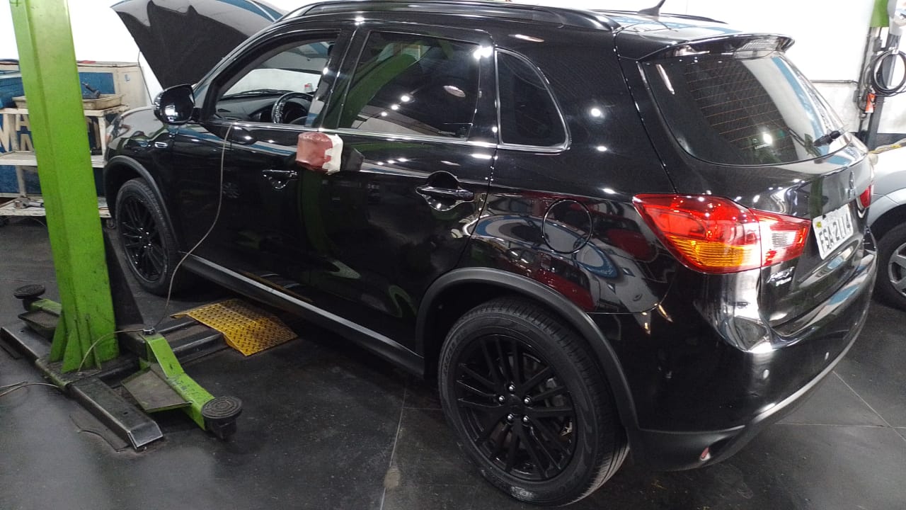 Carro no Elevador sendo Desmontado