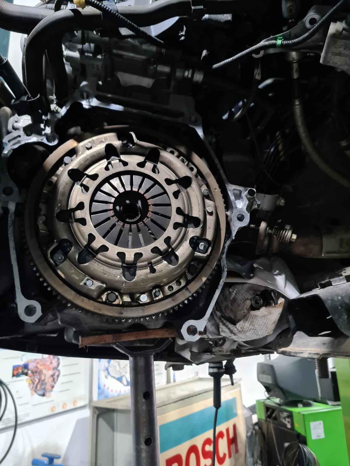 Conjunto da transmiss&atilde;o j&aacute; desmontado, expondo o disco da embreagem.