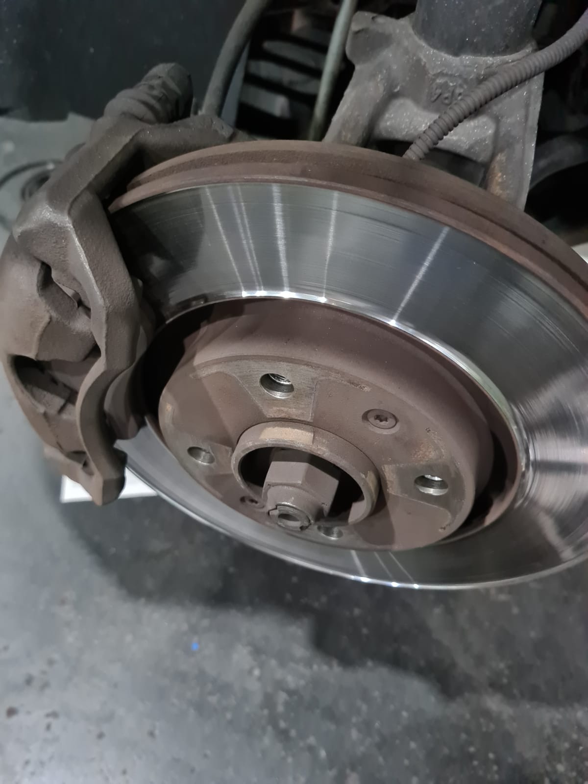 Freio dianteiro gasto, pedindo uma substituição