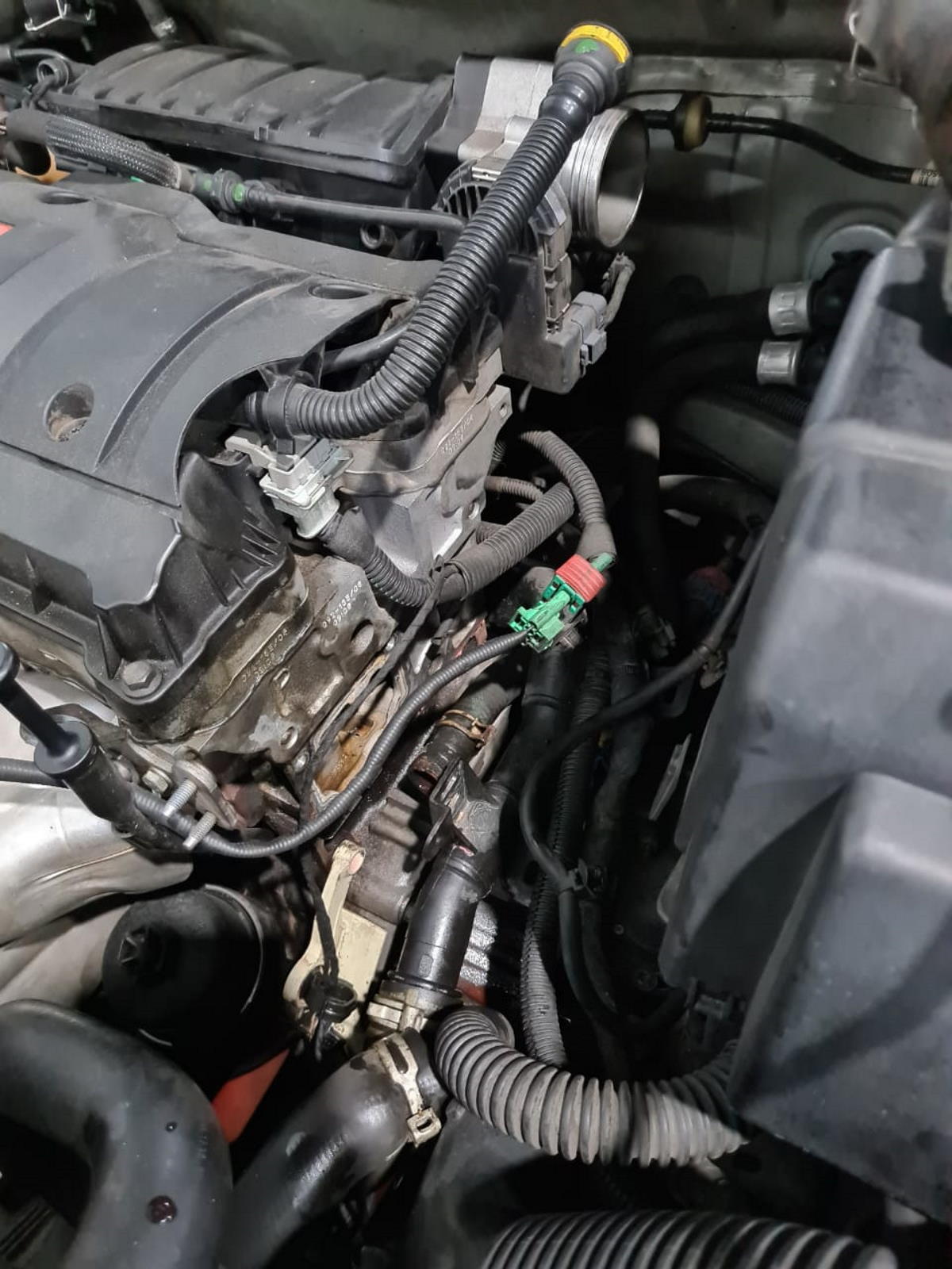 Cofre do motor desmontado