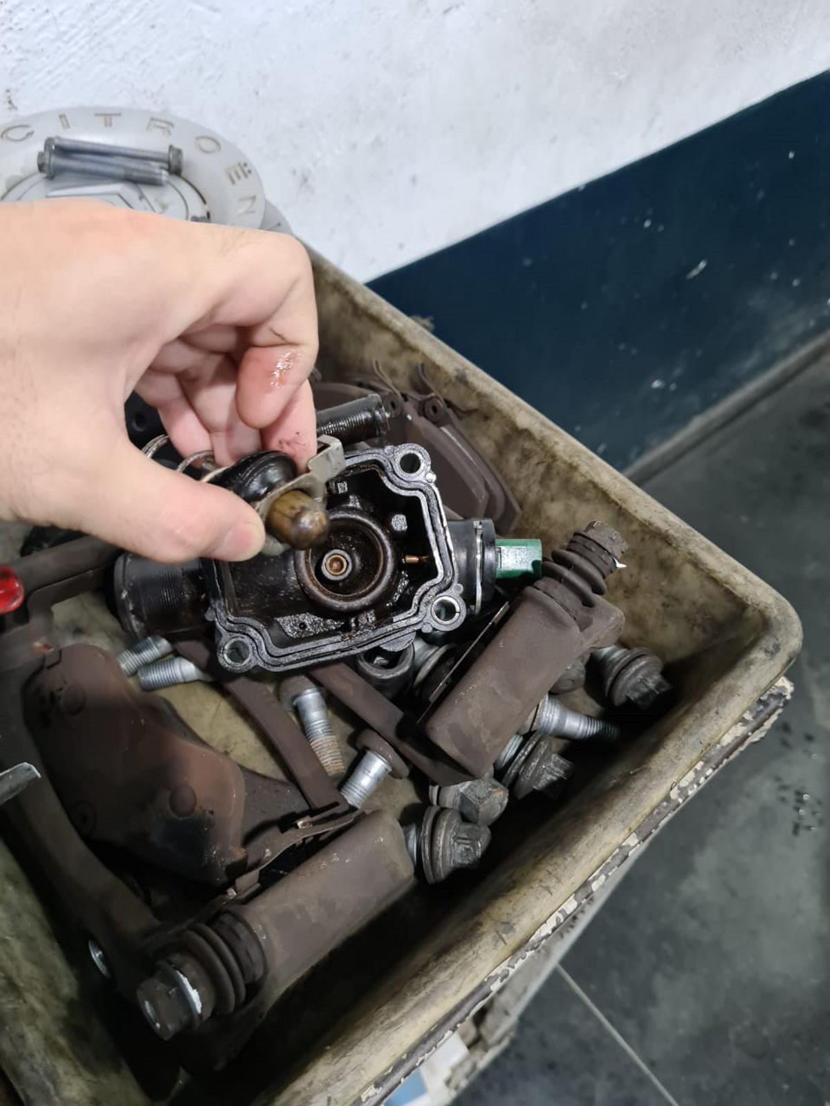 A válvula termostática estava travada, causando vazamento no carro