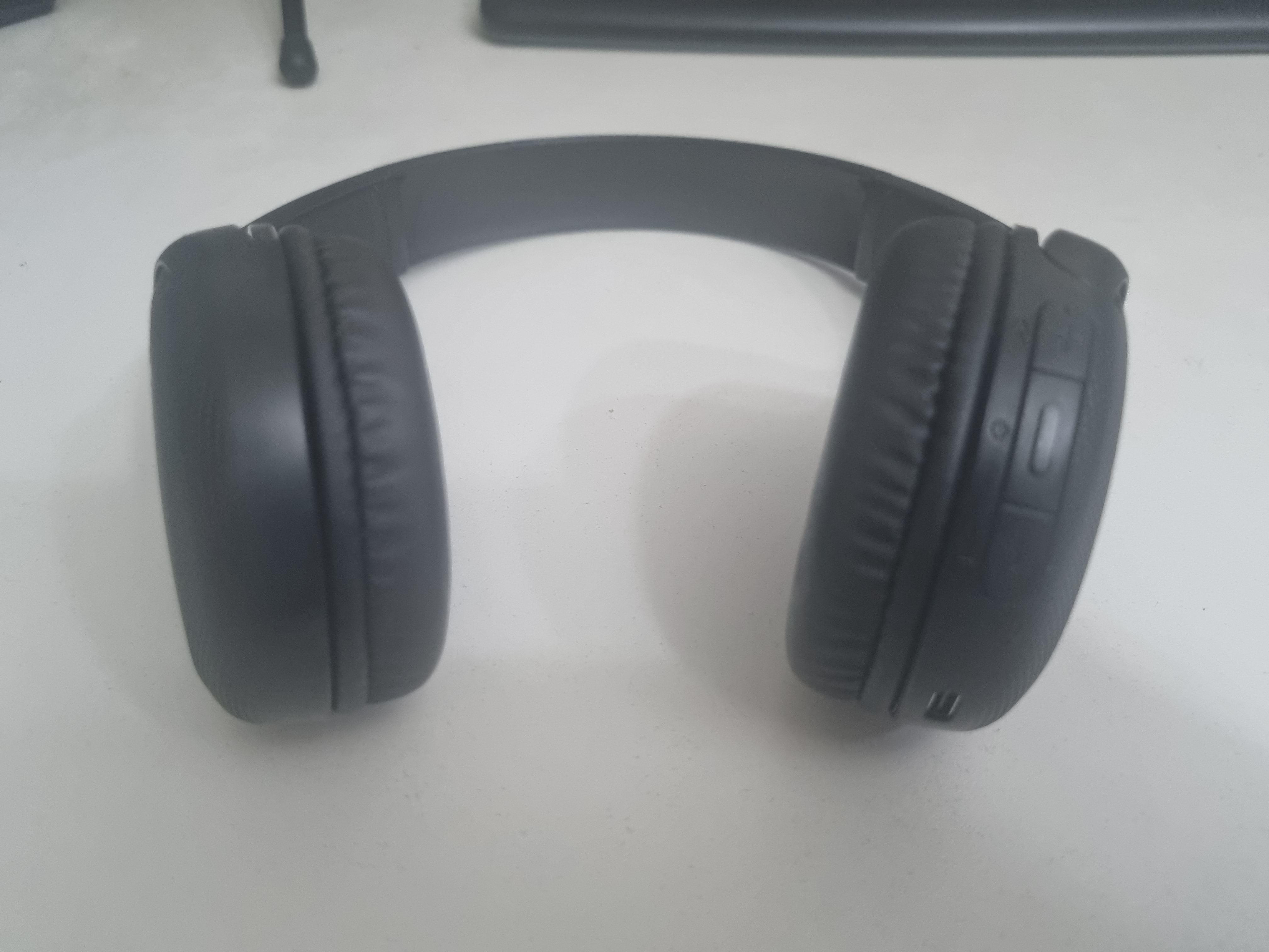 Notice how there is a gap between the headphones? It helps not pushing against your ears too much, causing discomfort.