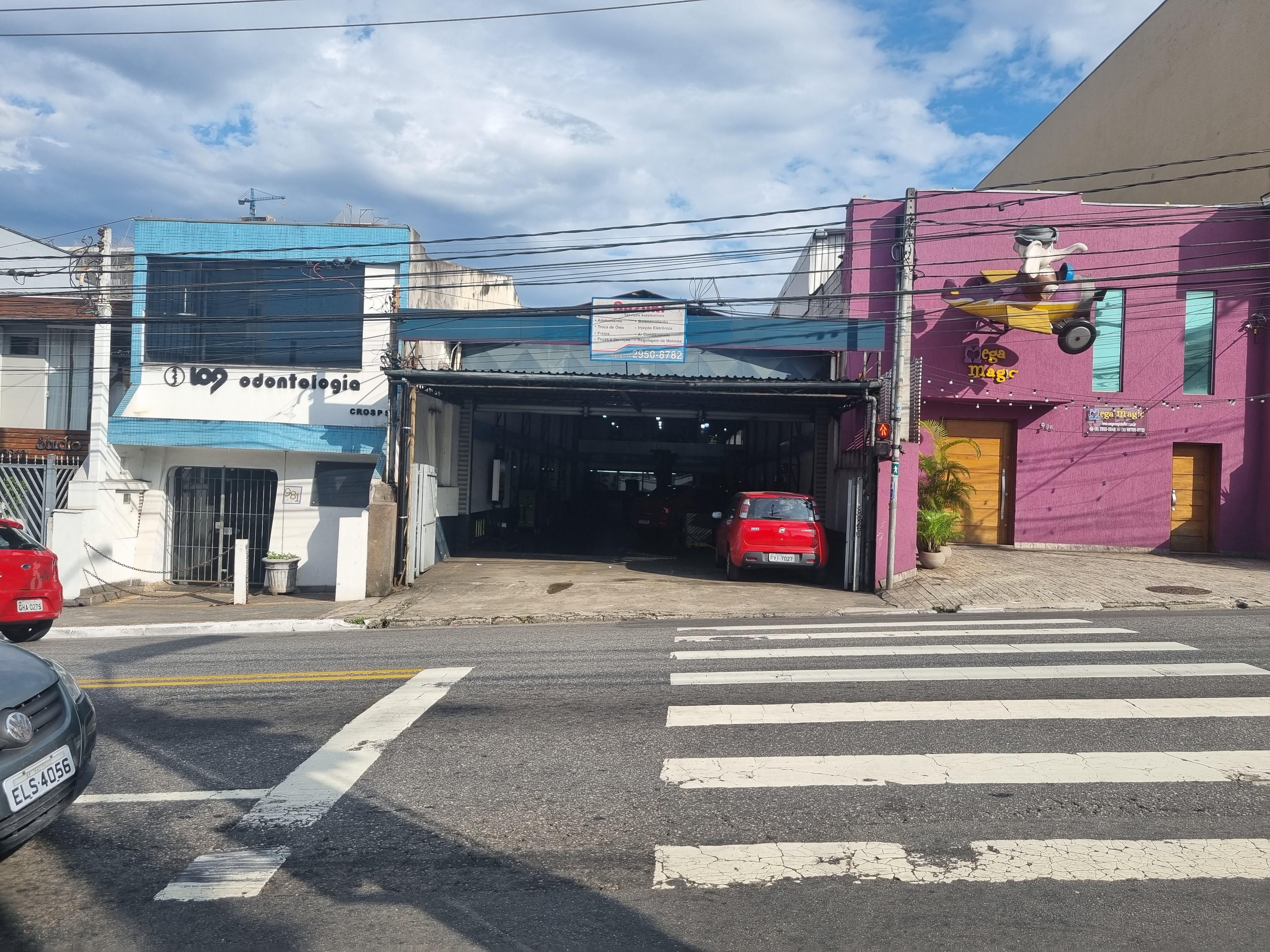 Frente da oficina. Ficamos localizados na Avenida Nova Cantareira, 987.